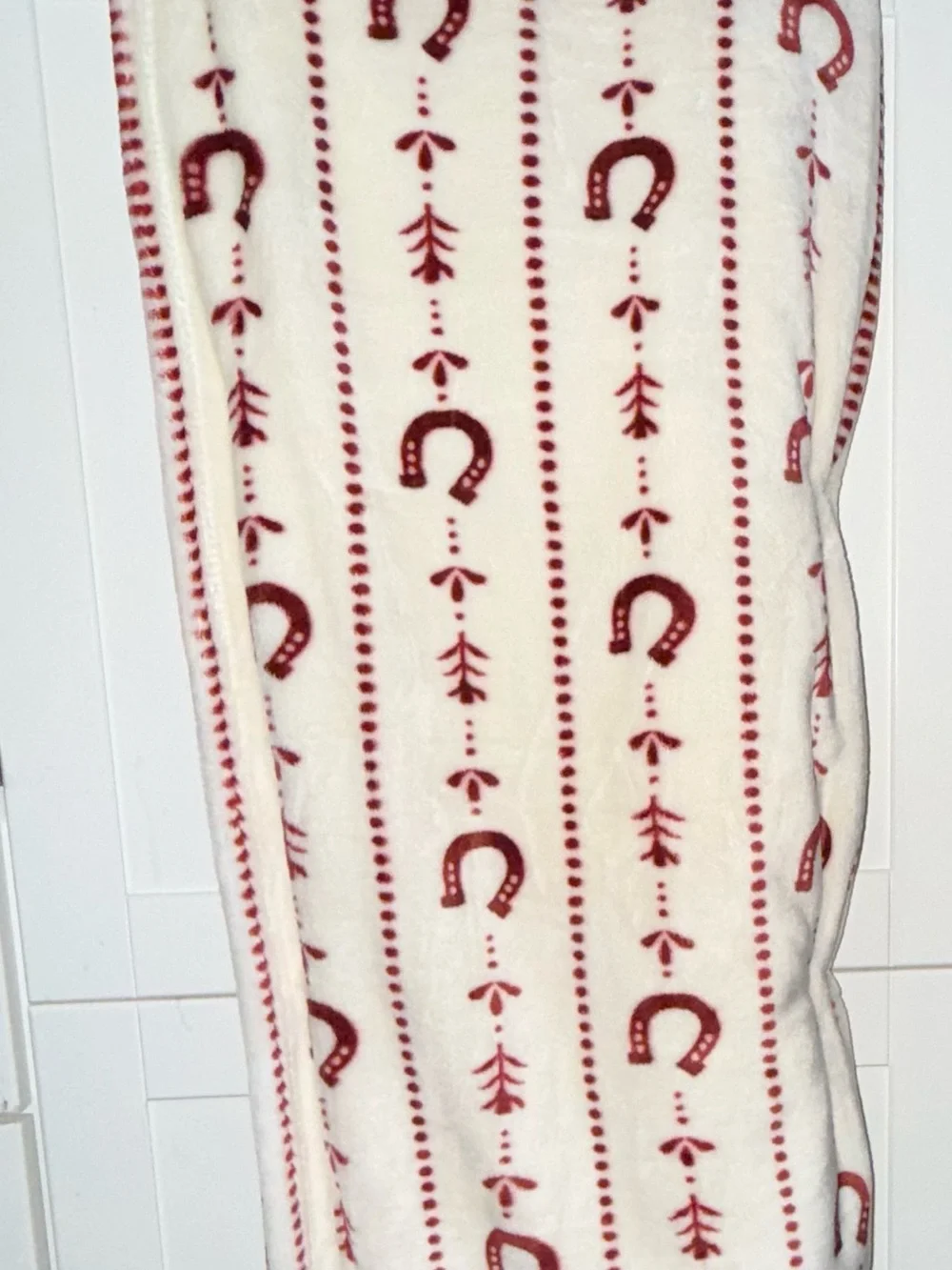 NEW Wrangler OVERSIZED 60x70” ULTRA PLUSH THROW Cream & Red Horseshoe COWGIRL